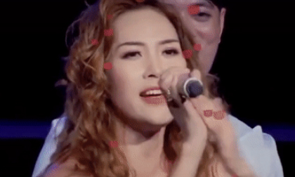 'Thánh quên lời' gọi tên Mỹ Tâm, hát bài của chính mình cũng phải có dancer nhắc bài