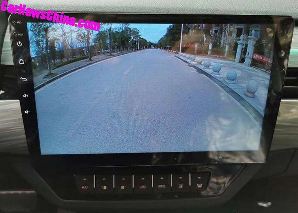Bất ngờ với mẫu ô tô điện gầm cao máy thoáng, sạc 1 lần chạy 300km, giá 170 triệu - Ảnh 6.