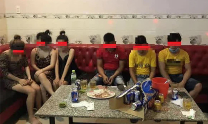 Nhóm nam thanh niên tụ tập hát hò cùng 3 'tay vịn' ở quán karaoke giữa lúc đang giãn cách xã hội