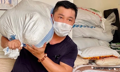 Lý Hùng tuổi U60 vẫn tự mình vác bao gạo hỗ trợ từ thiện chống dịch