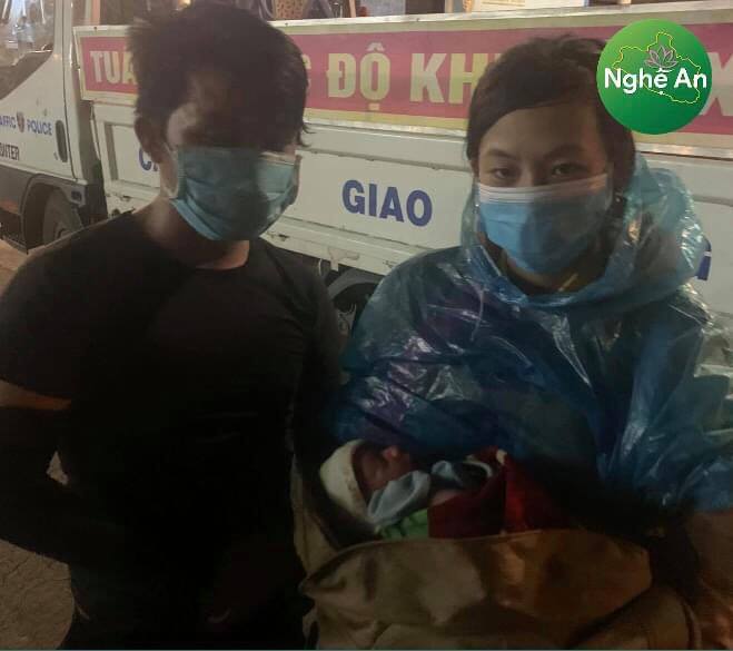 Xót xa em bé 10 ngày tuổi cùng bố mẹ vượt 1400km về Nghệ An tránh dịch Covid-19 - Ảnh 1.