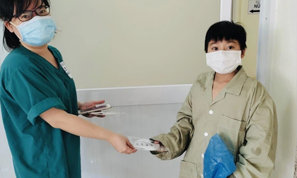 Tâm sự xúc động của cô gái trẻ vừa hồi sinh trước Covid-19: 'Con tiểu không được, y bác sĩ lau mình giúp con'