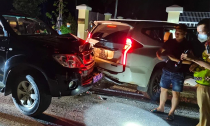 Thay biển số giả để chở 7 con hổ đi giao cho khách, lùi xe đâm nát đầu xe cảnh sát để chạy trốn