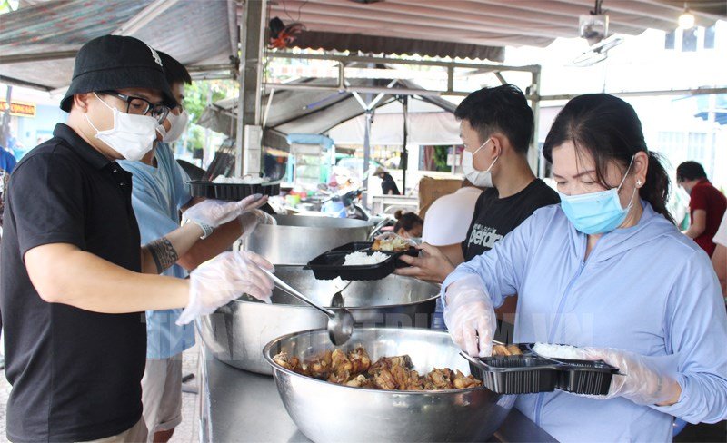 Những bữa cơm tình nghĩa trong mùa Covid-19