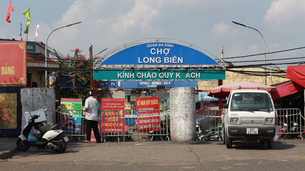 Hà Nội: Phong tỏa chợ Long Biên do phát hiện ca dương tính SARS-CoV-2 - Ảnh 1.