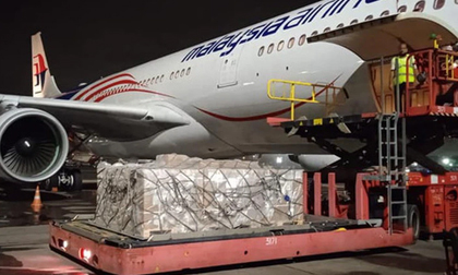 Chuyến bay chở lô thuốc Remdesivir điều trị Covid-19 đầu tiên hạ cánh ở Tân Sơn Nhất