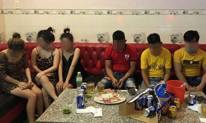 Hát karaoke cùng 3 cô gái 'ăn mặc mát mẻ' khi đang giãn cách, bị phạt hơn 117 triệu đồng