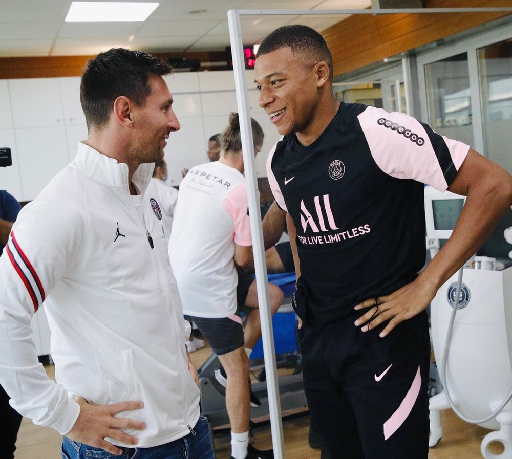 Điều khó tin bậc nhất làng bóng đã xảy ra: Messi và Ramos trở thành đồng đội, ôm nhau thắm thiết - Ảnh 2.