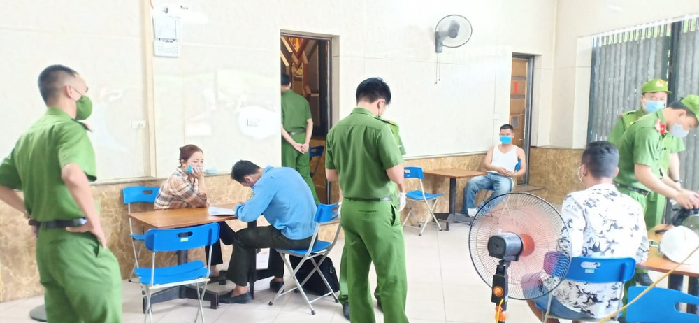 13 nam nữ đang hát karaoke giữa mùa dịch bị cảnh sát bắt quả tang, đưa đi xét nghiệm - Ảnh 1.