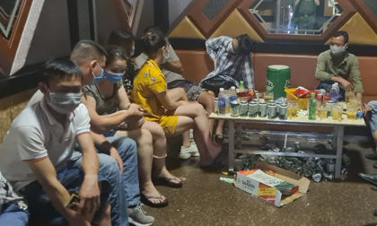 13 nam nữ đang hát karaoke giữa mùa dịch bị cảnh sát bắt quả tang, đưa đi xét nghiệm