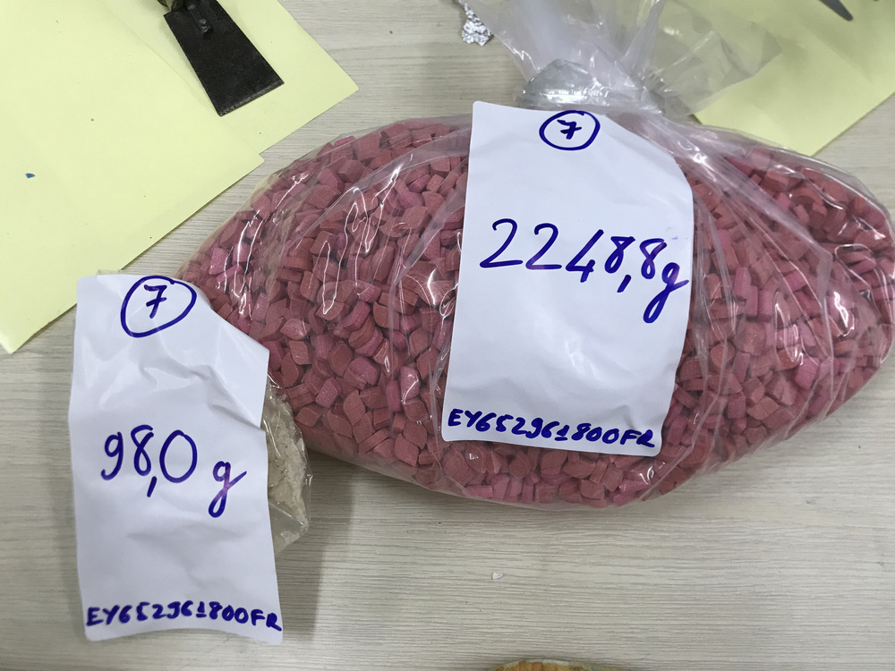 Hơn 30 kg ma tuý nguỵ trang trong viên kẹo socola từ Pháp về TP.HCM - Ảnh 3.