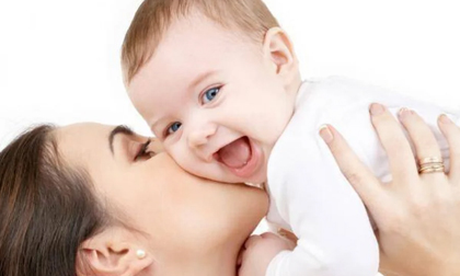 Hãy từ bỏ thói quen thơm má cưng nựng trẻ trong mùa dịch Covid -19