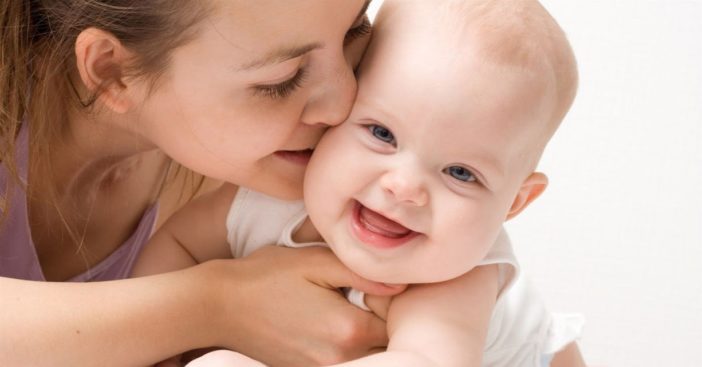 Không cưng nựng má trẻ trong mùa dịch