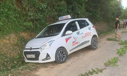 Bị hành khách đâm trên xe, tài xế taxi bung cửa bỏ chạy rồi gục chết trên đường