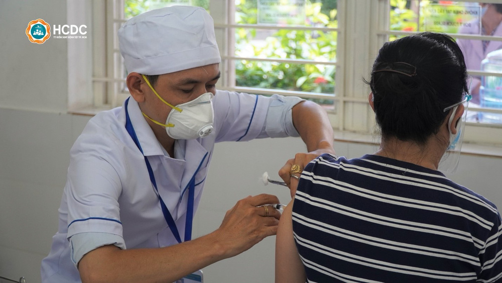 8 nguyên tắc nằm lòng cho người đi tiêm vắc xin để tránh lây Covid-19 ở điểm tiêm - Ảnh 1. 8 nguyên tắc nằm lòng cho người đi tiêm vắc xin để tránh lây Covid-19 ở điểm tiêm - Ảnh 1.