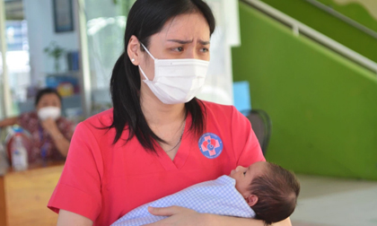 Giọt nước mắt hạnh phúc của nữ tiếp viên xin làm 'mẹ' cho hàng chục trẻ sơ sinh có bố mẹ là F0