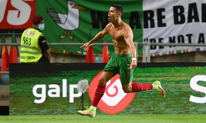 'Siêu nhân' Ronaldo ghi bàn xác lập kỷ lục thế giới, Man United vui mừng khôn xiết