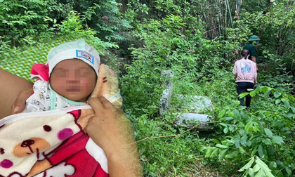 Bé trai 3 ngày tuổi bị bỏ rơi ở chân núi có nhiều ngôi mộ cùng lá thư 'nhờ nuôi con nên người'