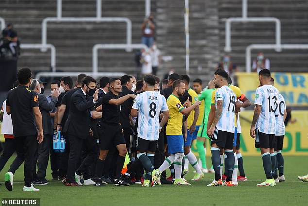 NÓNG: 4 đồng đội của Messi bị cảnh sát hỏi thăm, đại chiến Brazil vs Argentina biến thành trò hề - Ảnh 1.