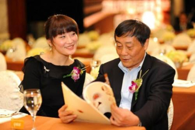 Chuyện làm lại cuộc đời ở tuổi của tỷ phú 76 tuổi, từng 3 lần được Forbes bình chọn giàu nhất Trung Quốc - Ảnh 2. Chuyện làm lại cuộc đời ở tuổi của tỷ phú 76 tuổi, từng 3 lần được Forbes bình chọn giàu nhất Trung Quốc - Ảnh 2.
