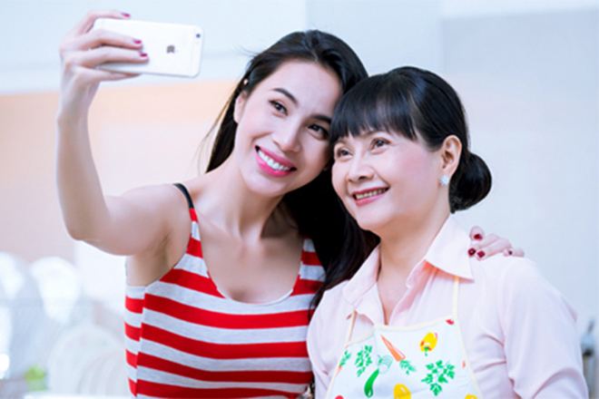 Thủy Tiên nói về mẹ: Bắt tôi gửi tiền mà nhiều khi cuối tháng nhìn số tiền cũng choáng váng - Ảnh 1.