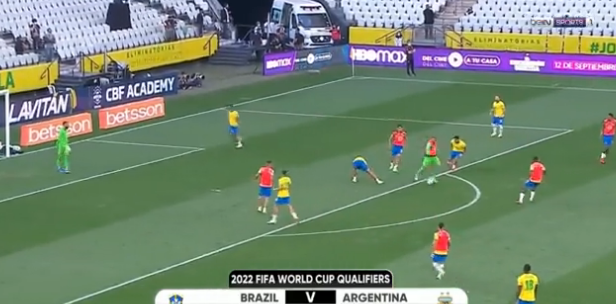 NÓNG: 4 đồng đội của Messi bị cảnh sát hỏi thăm, đại chiến Brazil vs Argentina biến thành trò hề - Ảnh 2.
