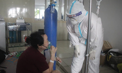Khỏi Covid-19, hai chàng trai 21 tuổi xin ở lại chăm sóc F0: “Bác ơi, hãy xem chúng cháu như con của bác”