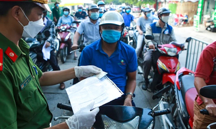 Mới nhất: Hà Nội tiếp tục sử dụng giấy đi đường theo mẫu cũ