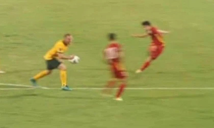 Vì sao tuyển Việt Nam không được hưởng penalty dù cầu thủ Australia để bóng chạm tay?
