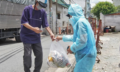 TP.HCM: Dân phản ánh được phát 15kg gạo nhưng phải ký nhận 1,5 triệu, chính quyền nói gì?