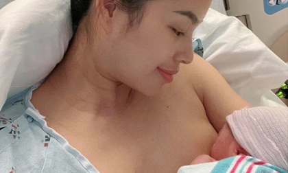 Hình ảnh đầu tiên của Phạm Hương cùng em bé thứ hai, 'mẹ bỉm sữa' khoe mặt mộc lúc cho con bú