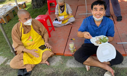 100 ngày làm từ thiện của Quyền Linh: Cảnh cha con rất gần mà cũng rất xa đau lòng chứ!