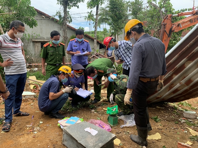Vụ nổ làm sập nhà, 2 người tử vong ở Quảng Nam: Phát hiện thuốc nổ lấy từ bom, có thể do người chồng tự tử? - Ảnh 1.