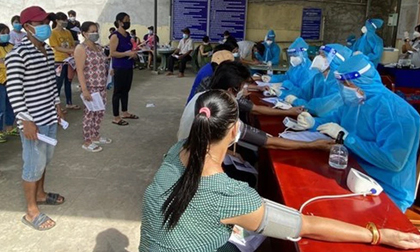Hà Nội: 2 vợ chồng bán rau quả ở chợ mắc Covid-19