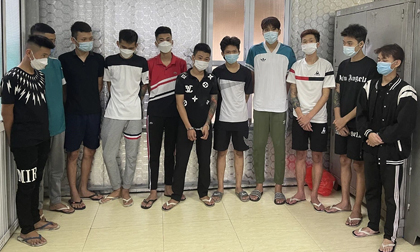 2 nhóm thanh niên rượt đuổi truy sát nhau kinh hoàng trên phố, 1 người bị dao phóng trúng đầu tử vong
