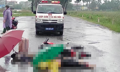 Hà Nội: 2 người đi xe máy dưới trời mưa lớn bất ngờ ngã xuống đường tử vong, nghi bị sét đánh