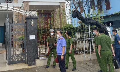 'Đại ca' điều đàn em mang dao đến chém 2 người tiểu bậy, gây hấn trước cửa nhà