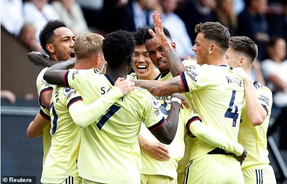 Man City gây bất ngờ lớn trên sân nhà, Liverpool dễ dàng “đè bẹp” đối thủ để vững ngôi đầu bảng - Ảnh 3.