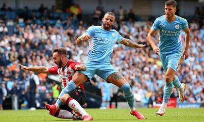 Man City gây bất ngờ lớn trên sân nhà, Liverpool dễ dàng “đè bẹp” đối thủ để vững ngôi đầu bảng