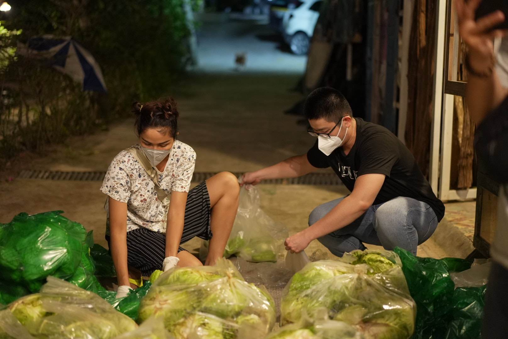 Hoa hậu H’Hen Niê lăn xả làm việc, bê bao gạo nặng 50kg, được gọi hoa hậu bốc vác - Ảnh 1. Hoa hậu H’Hen Niê lăn xả làm việc, bê bao gạo nặng 50kg, được gọi hoa hậu bốc vác - Ảnh 1.