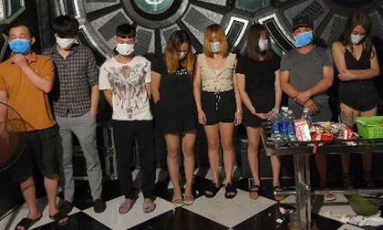Phát hiện 17 nam nữ tưng bừng hát trong phòng VIP quán karaoke giữa mùa dịch Covid-19