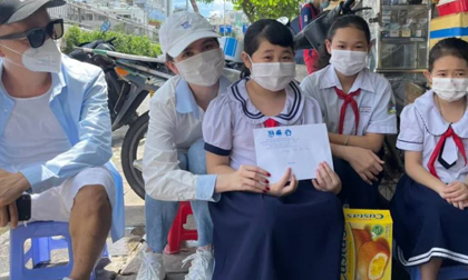 Ngọc Trinh gây xúc động với hành động ý nghĩa này dành cho trẻ em mồ côi vì dịch bệnh