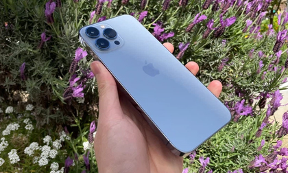 'Bóc tem' iPhone 13 Pro Max phiên bản màu Sierra Blue trong ngày mở bán