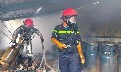 Cháy lớn ở cửa hàng gas, khói và lửa bốc cao hàng chục mét