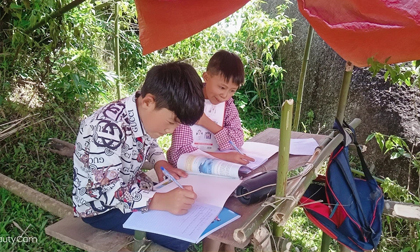 Học sinh ở bản biên giới leo đỉnh núi, dựng lán hứng sóng để học trực tuyến
