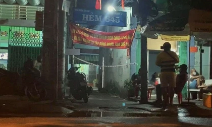 Án mạng kinh hoàng ở quận 7: Nghi phạm chém bạn cùng hẻm bằng kiếm dài 40cm rồi mang đầu vứt trước nhà, đóng cửa cố thủ