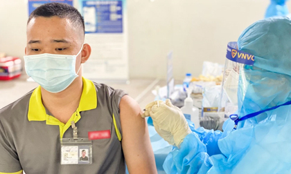 Việt Nam nhận thêm hơn 1 triệu liều vaccine COVID-19