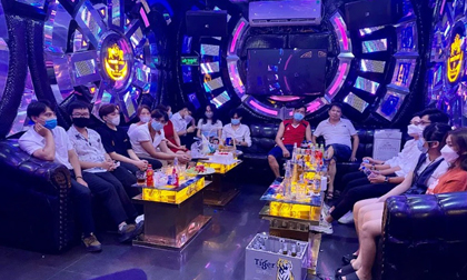 Đột kích phòng VIP quán karaoke, phát hiện 15 người đang hát chui giữa mùa dịch
