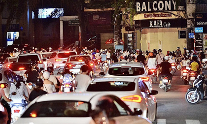 Hà Nội xuất hiện hàng loạt ca mắc Covid-19 mới: Có phải là hệ quả của 'biển người' ra đường chơi đêm Trung thu?