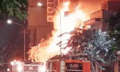 Cháy 2 căn nhà ở TP.HCM sau tiếng nổ lớn, nam thanh niên liên tục gào khóc gọi tên người thân